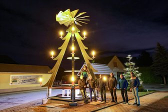 Meinsdorfs erste Pyramide wird am Samstag angeschoben - erst mal mit der Hälfte der Figuren - Peter Wunderlich, Tino Brand, Steffen Veit, Daniel Landgraf (mit Sohn Paul), Rocco Manes und Felix Imiella vom Pyramide-Team beim Probelauf. Es fehlt René Böhm.
