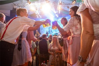 Meinung: 5 Gründe, warum die Wiesn in Plauen ein Erfolg ist - Wenn‘s schee macht: Der Reiz des Verkleidens und Schlüpfens in neue Rollen zog viele in den Stadl.
