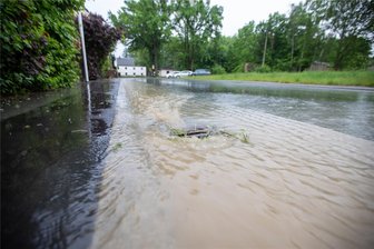 Meinung: Aller Häme zum Trotz: Warum es richtig war, das Spitzenfest ausfallen zu lassen - Die Riesenkatastrophe blieb am Wochenende aus. Dennoch gab es punktuell reichlich Wasser und auch vollgelaufene Keller. Hier bahnt sich das Wasser seinen Weg die Dorfstraße in Stöckigt hinunter.