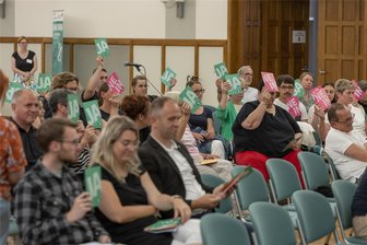 Meinung: Kandidatenrunde ohne Wähler-Interesse: Was soll das im September werden? - Viele Plätze im Rodewischer Ratskellersaal bleiben leer.