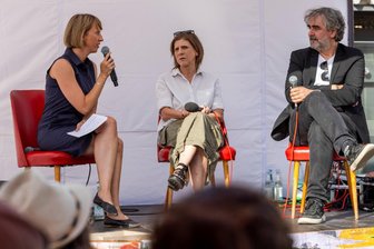Meinungsfreiheit: Eine Debatte im Erzgebirge über fehlende Diskussionskultur, verlerntes Zuhören und das Recht am Zweifel - Haben am Mittwochabend mit Moderatorin Anne Lena Mösken (links), der stellvertretenden Chefredakteurin der „Freien Presse“, und mit Erzgebirgern auf dem Annaberger Markt über Meinungsfreiheit und Demokratie diskutiert: die Autorin und Regisseurin Grit Lemke sowie der deutsch-türkische Journalist und Publizist Deniz Yücel.