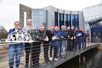 Meiser-Azubis nach erfolgreicher Premiere wieder bei Plauener Weihnachtsmarkt für „Leser helfen“ dabei - Azubis von Meiser Vogtland - das Foto entstand vor der Aktion voriges Jahr.
