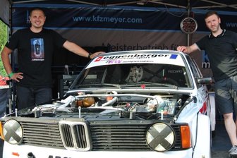 Meister bringt Klassiker in Fahrt - Doppelte Mechanikerfahrung am Boliden mit der Doppel-Niere: René Escher und Andreas Lein (r.) kümmern sich im Fahrerlager um den BMW.