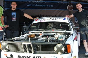 Meister bringt Klassiker in Fahrt - Doppelte Mechanikerfahrung am Boliden mit der Doppel-Niere: René Escher (links) und Andreas Lein kümmern sich im Fahrerlager um den BMW. 