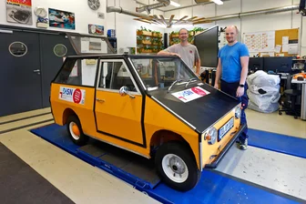Gebaut als Einkaufswagen: Das vielleicht hässlichste Auto bei der Sächsischen Meister-Classic kommt aus Glauchau - Robert Schönherr (links) und Dirk Fischer mit dem AWS Shopper.