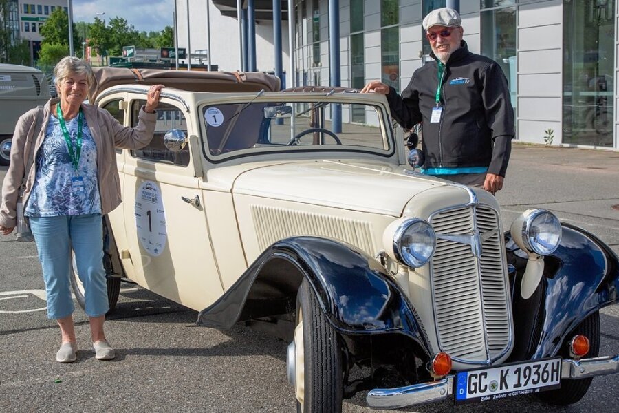 Meister-Classic: Geschichten gehören zur Oldtimer-Rallye - Petra und Klaus-Dieter Hessel aus Meerane führten mit dem Adler Trumpf Junior Startnummer 1 die Oldtimer-Rallye durch die Region an. 