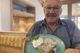 Meister des Kuchenbuffets eines Hotels im Vogtland verrät eines seiner süßen Geheimnisse - Thomas Fischer serviert gern saisonalen Kuchen. Seine persönliche Top-Ten führt im Oktober der Apfelkuchen an.