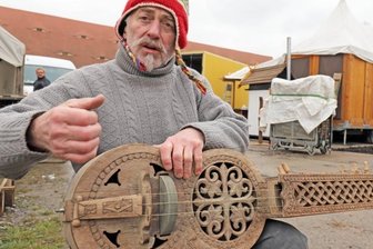 Meister Friedrich lädt ein zur Reise ins Mittelalter - Der Instrumentenbauer Meister Friedrich ist erstmals im Klosterpark Altzella dabei. Er erklärt den Aufbau einer mittelalterlichen Ur-Leier.