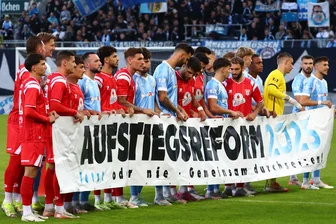 Meister müssen aufsteigen! DFB setzt bei Reform auf vier Regionalliga-Staffeln - Auch vor der Partie CFC gegen Halle gab es die Aktion der Mannschaften für eine Aufstiegsreform.