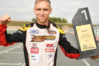 Meister nutzt Heimrennen als Schaulaufen - Tim Tröger mit seiner Trophäe als Kart-Meister. 