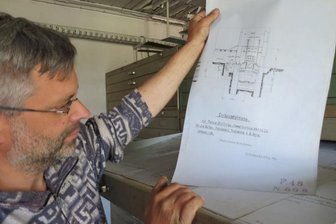Meister Schindler plant mehr als ein kleines Industriemuseum - In einem der Räume einer alten Maschinenfabrik in Raschau hat Udo Schindler ein Archiv mit Hunderten von Bau- und Entwurfszeichnungen diverser Maschinen und Anlagen entdeckt, die hier gefertigt wurden.