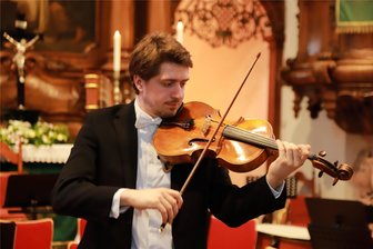 Meister und Meisterstücke im Augustusburger Musiksommer - Solist Johann Pätzold beeindruckte bei „Bach zur Nacht“ zum Augustusburger Musiksommer in der sehr gut besuchten Stadtkirche St. Petri mit Johann Sebastian Bachs Suite d-Moll für Violoncello in einer Fassung für Viola.