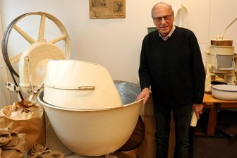 Meisterbriefe werden veredelt - Werner Böhme vor einer Maschine, die er selbst Jahrzehnte in seiner Backstube in Eppendorf bediente.