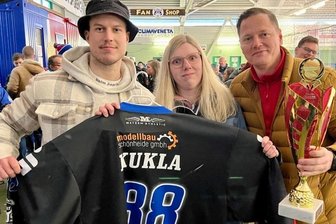 Meisterdress bringt 520 Euro ein - Wölfe-Fan Anne Petzoldt hat das Trikot von Petr Kukla ersteigert. Spieler Philip Riedel (links) und Wölfe-Coach Sven Schröder - er trägt den Meisterpokal in der Hand - gratulierten ihr dazu.