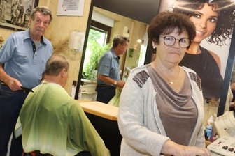 Meisterhafte Arbeit mit Kamm und Schere hält Ehepaar jung - Vor 60 Jahren haben Marietta und Manfred Henne ihren Meisterbrief bekommen. Bis heute stehen sie gern in ihrem Friseursalon. Die vielen Stammkunden freut's. 