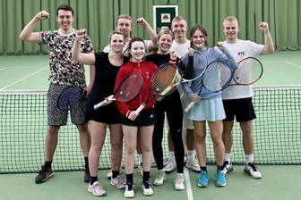 Meisterhafte Hallensaison: Reichenbacher Tennisspieler gehören zu den Besten in ihrer Liga - Die Reichenbach Tennisspieler strahlen hier zum Saisonabschluss der Halle 2024/25 um die Wette.