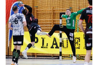 Meisterleistung gegen die beste Offensive der 3. Liga: SV 04 Oberlosas Traum vom Klassenerhalt wird immer größer - Oberlosas Schlussmann Patryk Foluszny (rechts) hatte wieder einen bärenstarken tag und hatte damit entscheidenden Anteil am Heimsieg gegen Fürstenfeldbruck.