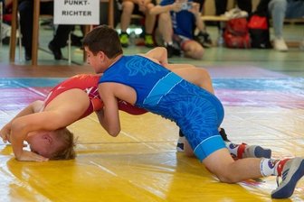 Meisterschaft als Vorbereitung - Magomed Begiev vom ASV Plauen (blaues Trikot) sicherte sich die einzige vogtländische Goldmedaille bei den Mitteldeutschen B-Jugend-Meisterschaften in Plauen.