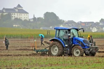 Meisterschaft im Leistungspflügen: Teilnehmer trotzen Regen und Schlamm - Am Fuße der Augustusburg ist am Samstag die Regionalmeisterschaft des Erzgebirges im Leistungspflügen über den Acker gegangen.