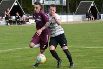 Meisterschaftsentscheidung vertagt: BSV Irfersgrün verspielt 2:0-Führung beim FC Werda - Tom Schneider vom BSV Irfersgrün (links) im Zweikampf mit Jesse Rittrich vom FC Werda.