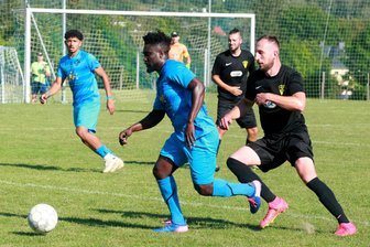 Meisterschaftsfavorit im Entwicklungsprozess: Der VfB Schöneck schlägt Concordia Plauen in der Vogtlandliga mit 5:2 - Felix Awuku (Mitte) traf für den SV Concordia Plauen doppelt gegen den VfB Schöneck. Dennoch gewann der VfB klar mit 5:2.