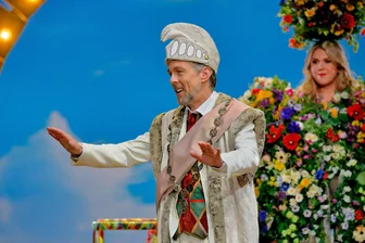 „Meistersinger“ ohne Pathos: Regisseur Davids entstaubt Wagner - Georg Zeppenfeld (Hans Sachs) und Christina Nilsson (Eva) im 3. Aufzug der Oper „Die Meistersinger von Nürnberg“ von Richard Wagner auf der Bühne.
