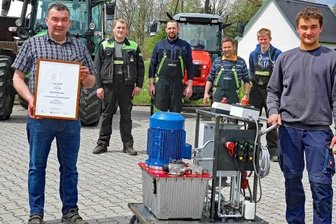 Meisterstück des Sohnes erleichtert einiges - Firmenchef Sven Strauß (l.) machte seinen Meister 1995. Sohn Andy (r.) zog knapp 26 Jahre später nach. Das Meisterstück, dieser mobile Hydraulikapparat, wird in der Langenbernsdorfer Firma bereits eingesetzt. 