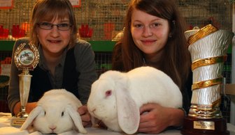 Meistertitel als Lohn für ein Jahr Züchtermühe - 
              <p class="artikelinhalt">Erhielten beide zur Ausstellung in Bärenwalde einen Pokal: Anja Schönfeld (rechts) mit ihrem Deutschen Kleinwidder weiß Rotauge und Lisa Sterzel mit dem Zwergwidder weiß Blauauge. </p>
            