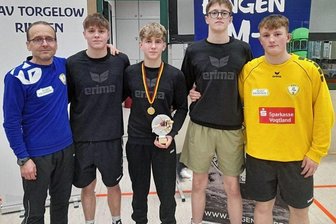 Meistertitel zum Jahresauftakt - Sebastian Wagner (Mitte) war der erfolgreichste Ringer der Delegation des KSV Pausa bei den Norddeutschen Meisterschaften. Überzeugend sicherte er sich in der AK U 17 den ersten Meistertitel des Jahres. 