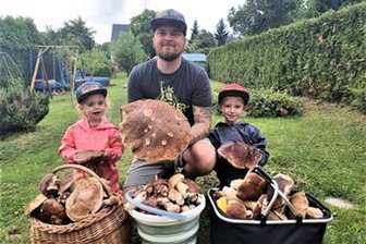 Meistgeklickt im September: Steigende Coronafallzahlen und Riesenpilzfunde im Erzgebirge - Tony Stopp mit Ylvi (l.) und Fynn und ihrem Riesenfund.