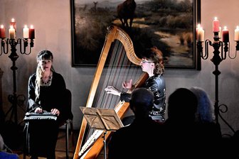 Melancholie im Kerzenschein auf der Augustusburg: Mozartgesellschaft feiert Dowland mit besonderem Projekt - Gerlinde Sämann und Vincent Kibildis stimmungsvoll im Hasensaal der Augustusburg.