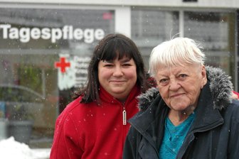 Melanie Bischof: Warum die Arbeit im „Neuen Anker" in Geringswalde ihr Traumjob ist - Melanie Bischof (l.) arbeitet seit zehn Jahren im „Neuen Anker“. Mit der 100-jährigen Christa Böttger verbindet sie ein herzliches Verhältnis.