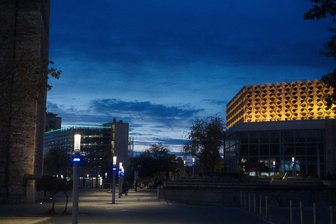 "Melde dich, wenn du zuhause angekommen bist" - Die vorzeitige Dunkelheit kann auch echt ungemütlich werden - vor allem dann, wenn ein einfacher Blick nach draußen nicht mehr reicht, um zu unterscheiden, ob früher Abend oder tiefste Nacht ist.
