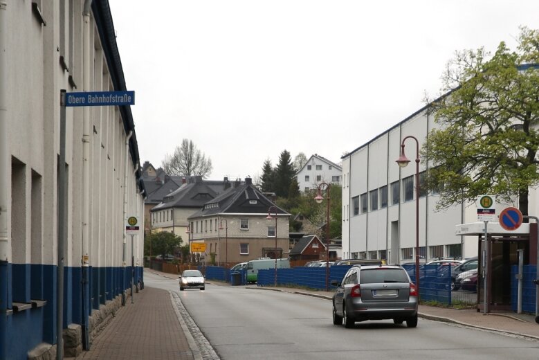 Meleghy bleibt in Bernsbach und investiert 12,5 Millionen Euro - Das Werk von Meleghy Automotive in Bernsbach ist durch die Straße der Einheit zweigeteilt. Die Gebäude linkerhand werden an die Vollmann-Gruppe verkauft. Werkzeugbau und Presswerk rechts der Fahrbahn lässt das Unternehmen modernisieren. 