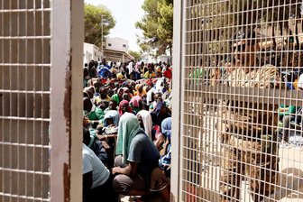 Meloni will Bootsflüchtlinge in Abschiebelager stecken - Das Auffanglager auf Lampedusa ist völlig überfüllt: Die Zustände dort sind katastrophal. 