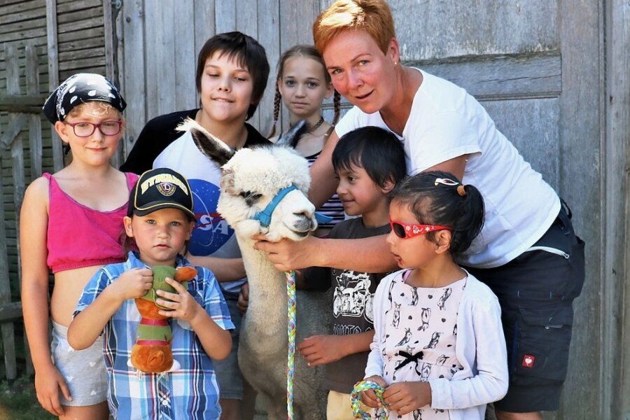 Memmendorf: Mit Alpakas auf Familientour - Babett Eckardt (rechts) berichtet den Kindern viel über die Lebensweise der Alpakas. 