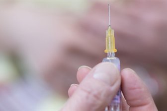 Meningitis: „Der Arzt sagte mir, dass es bei meinem Baby um Leben und Tod geht“ - Die Grundimmunisierung schützt ein Leben lang.