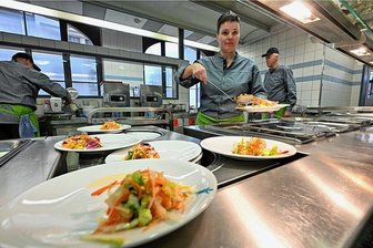 Mensa an der TU Chemnitz wird 100 Jahre alt: Als ein Essen noch 25 Pfennige kostete - Cindy Wildner bereitet in der Mensa am Uni-Standort Straße der Nationen ein Mittagessen vor. Täglich gehen dort etwa 400 Portionen über die Theke, von Suppen über Braten mit Knödel bis hin zu Pasta und Pizza.