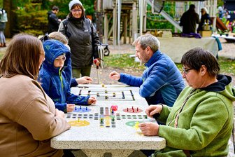„Mensch ärgere Dich nicht“ & Co.: Beton-Spieletisch feiert Premiere in Crimmitschau - Kurz nach der Einweihung der Sitzgruppe wurden die Spiele von den Besuchern getestet.