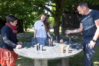 „Mensch ärgere Dich nicht“: Im Vogtland gibt‘s das Spiel jetzt in XXL - Jolie Schuhmann (Mitte) hatte die Idee für die neue Attraktion. Das Museumsteam um Leiterin Beate Neumann (links) und Steinmetz Florian Hums halfen bei der Umsetzung.