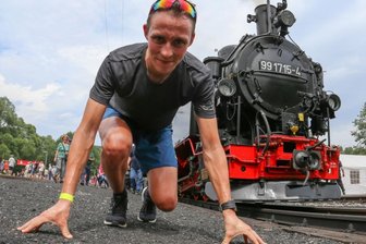 Mensch gegen Maschine: "Eric Frenzel spornt andere Laufenthusiasten an" - Eric Frenzel musste sich 2015 auf der rund sieben Kilometer langen Strecke der Lok geschlagen geben. In diesem Jahr tritt der Nordische Kombinierer erneut als Läufer an.