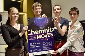 Mensch oder KI? Junge Leute bringen mit „Chemnitz Moves“ zeitgenössisches Stück auf die Bühne - Mary-Jane Linder, Jason Marten und Tim Zenner sind drei der jungen Leute, die auf der Bühne stehen werden. Angeleitet werden sie von Choreografin Sara Ezzell (re.).