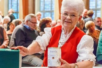 Menschen 2017: Diese 17 Erzgebirger setzten Zeichen - Immer bei ihren Auftritten in diesem Jahr dabei: Spendenboxen für Ewen. Das Foto entstand im Stollberger Bürgergarten.