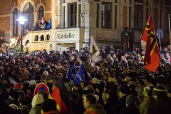 Menschen demonstrieren gegen Asylpolitik und für Menschlichkeit -