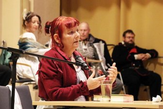 Menschen, die 2021 Schlagzeilen machten - Sabine Ebert: Die Autorin lebt zwar seit einiger Zeit nicht mehr in Freiberg, hat ihrer Wahlheimat aber nicht den Rücken gekehrt. Ihr jüngster Roman "Die zerbrochene Feder" spielt in weiten Teilen in der Bergstadt. So verwundert es nicht, dass die Autorin als Ort für die Deutschlandpremiere des Werkes Anfang November die Freiberger Nikolaikirche wählte. Inzwischen ist bereits die zweite Auflage erschienen. freiepresse.de/ebert2021