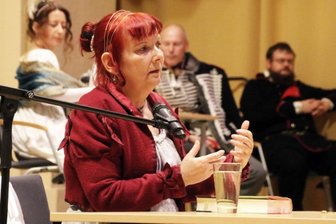 Menschen, die in Mittelsachsen 2021 Schlagzeilen machten - Sabine Ebert: Die Autorin lebt zwar seit einiger Zeit nicht mehr in Freiberg, hat ihrer Wahlheimat aber nicht den Rücken gekehrt. Ihr jüngster Roman "Die zerbrochene Feder" spielt in weiten Teilen in der Bergstadt. So verwundert es nicht, dass die Autorin als Ort für die Deutschlandpremiere des Werkes Anfang November die Freiberger Nikolaikirche wählte. Inzwischen ist bereits die zweite Auflage erschienen. freiepresse.de/ebert2021