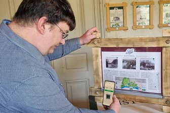 Menschen, eine Windhose und die Eisenbahn - Wanderer können der Ringethaler Geschichte auf den Grund gehen - Michael Kreskowsky zeigt, wie der QR-Code an den Tafeln eingelesen werden kann. Er führt direkt zur Website von Ringethal.