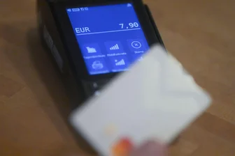 Menschen in Deutschland zahlen überwiegend ohne Bargeld - An der Ladenkasse greifen viele Menschen zur Girocard. (Symbolbild)