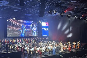 Menschliche Stimme ist dafür nicht gemacht: Sängerin in Zwickau gelingt das schier Unmögliche - Sopranistin Annika Rioux begeisterte das Filmharmonic-Night-Publikum in der Zwickauer Sparkassen Arena mit live gesungenem „Diva Dance“.