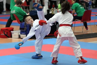 Mentale Stärke führt Rochlitzer Karateka zu Medaillenregen in Dresden - Viele Rochlitzer konnten sich am Wochenende eine Medaille umhängen. Die einzige goldene ging dabei an Stella Rohland (l.).